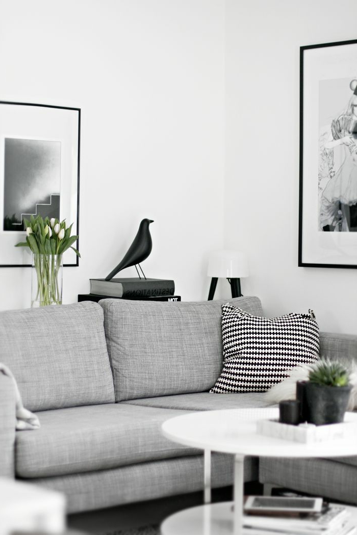 Wohnzimmer-graphisches-Interieur-graues-Sofa-schöne-dekoartikel-dekorative-Taube