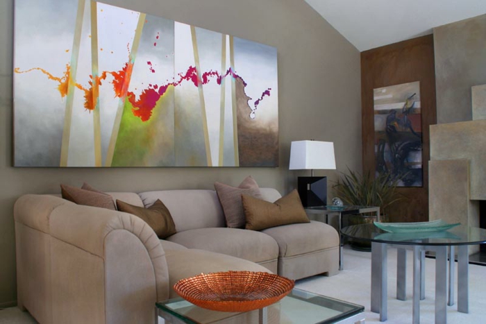 abstrakte-Bilder-fürs-Wohnzimmer-grelle-Farbakzente-stilvolles-Wohnzimmer-Interieur