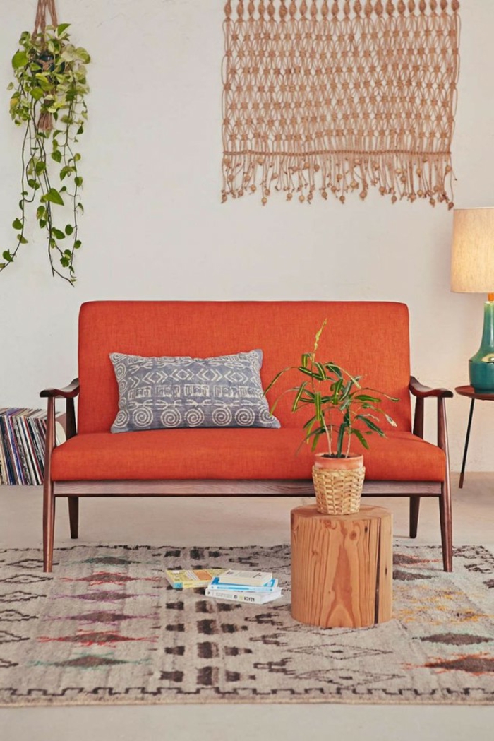 artistisches-Interieur-Boho-Stil-kleines-oranges-Sofa-Topfpflanze-Wanddekoration-schöne-leselampe