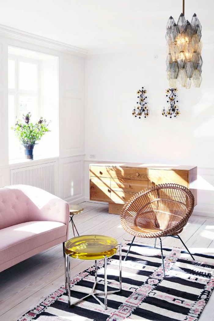 artistisches-Interieur-rosa-Sofa-bunter-Teppich-schwarz-weiße-Streifen