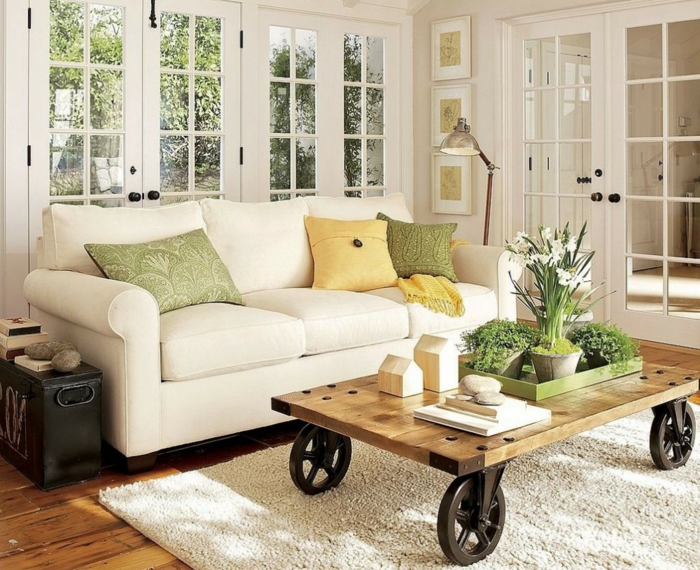 artistisches-Wohnzimmer-Interieur-frische-Farben-cooler-Kaffeetisch-auf-Rollen-weißer-Teppich