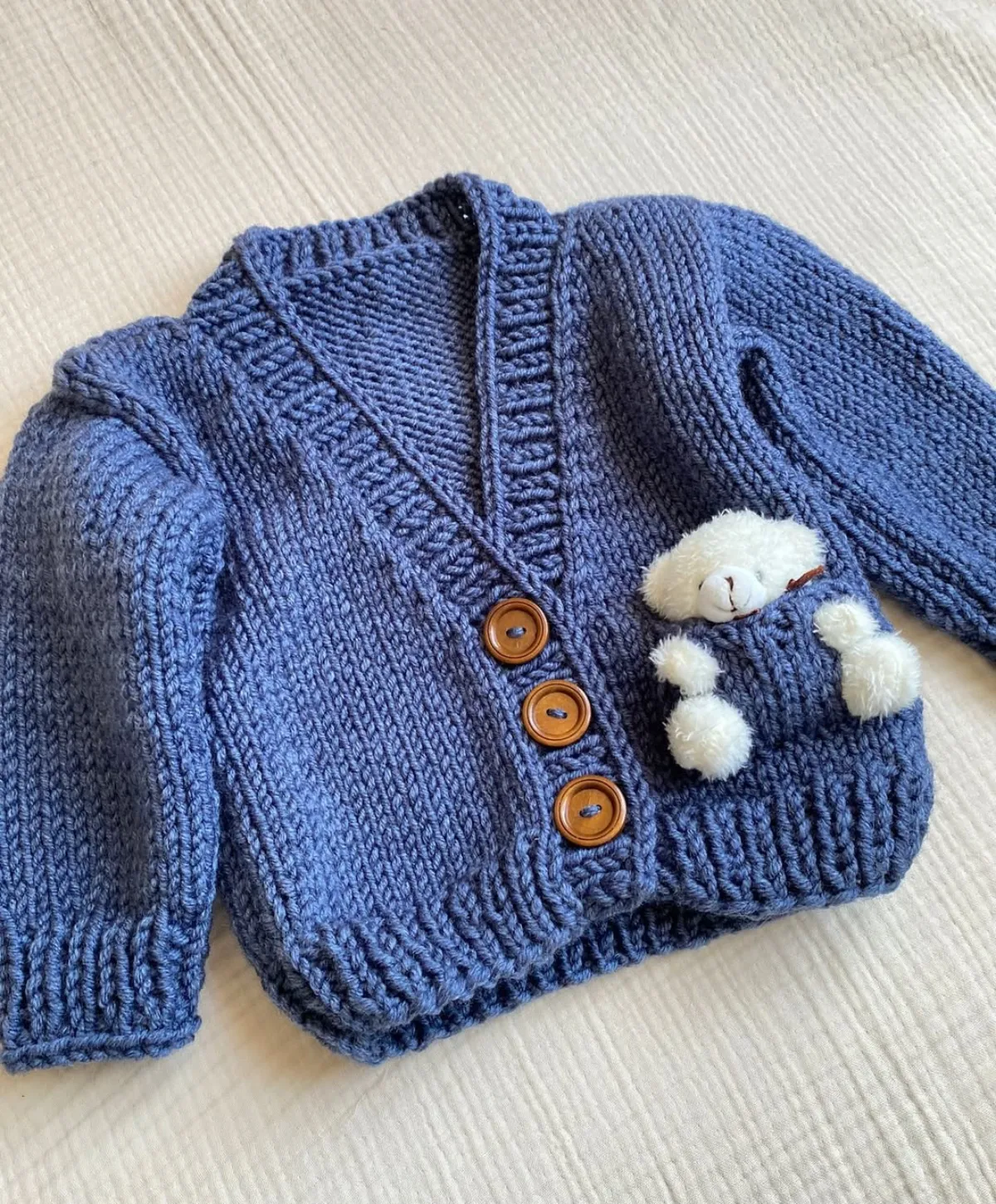 baby cardigan stricken anleitung kostenlos dunkelblau bär in tasche