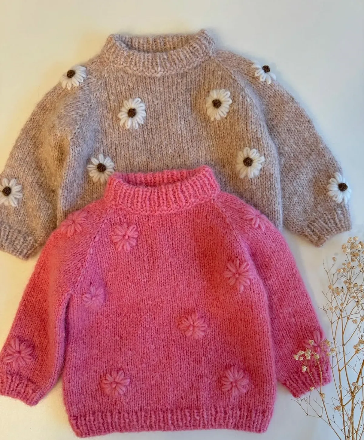 baby pullover mit blumenmuster in rosa und beige