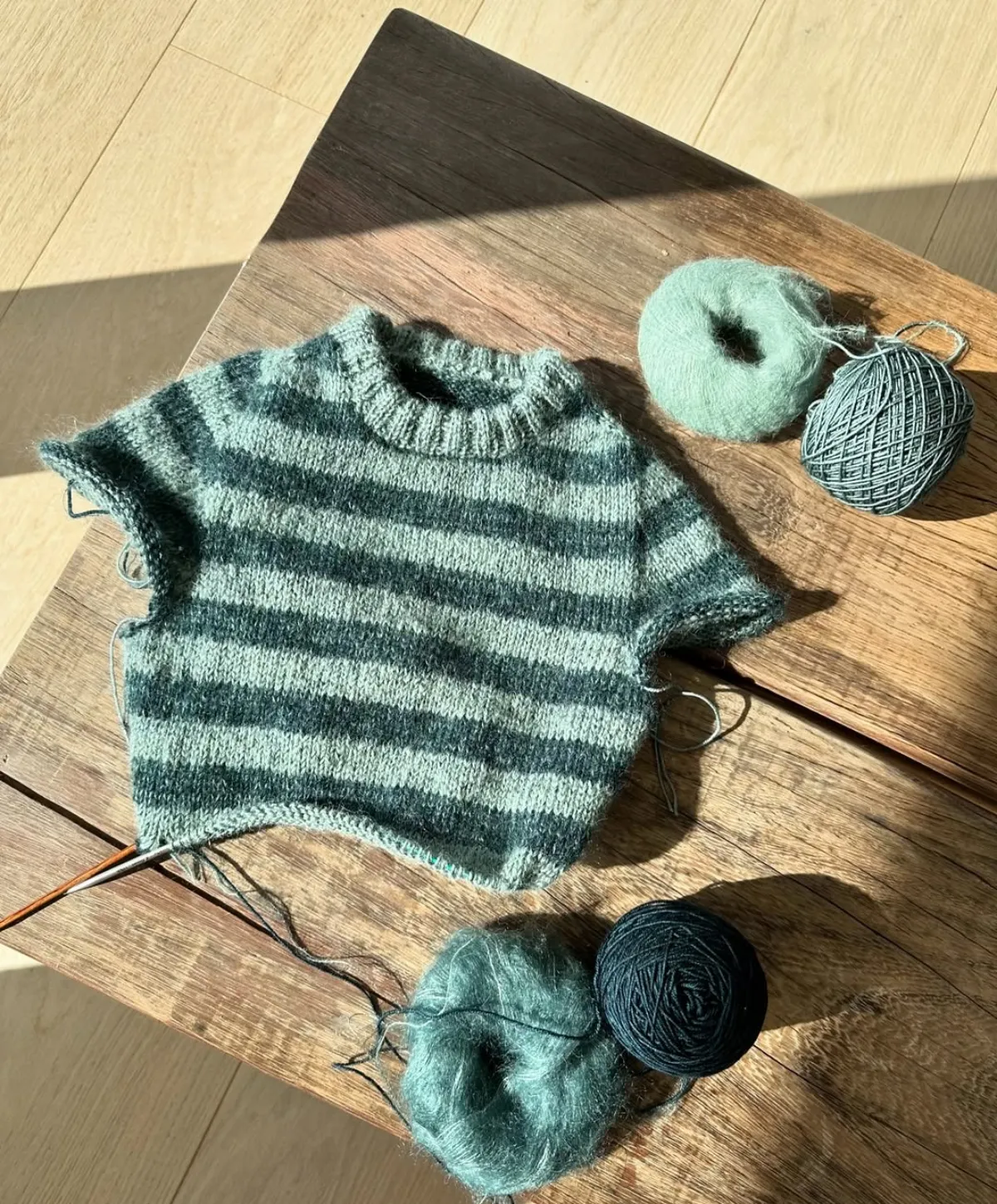 baby pullover stricken gestreift in hellgrün und dunkelgrün