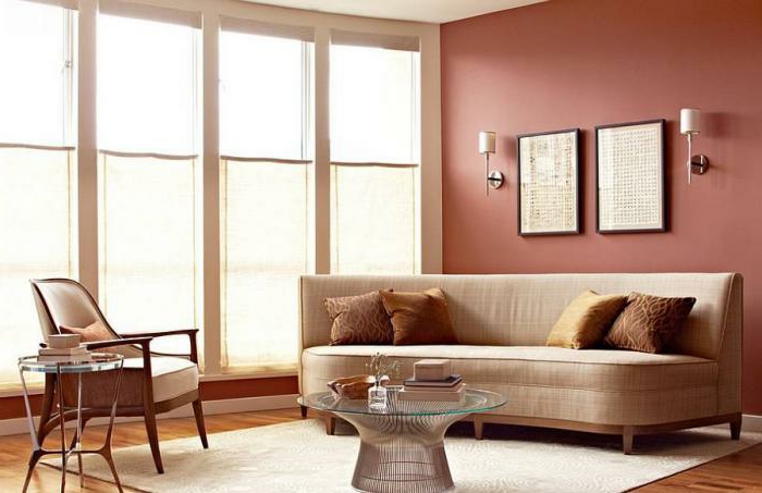 bequemes-Sofa-beige-Textil-Wandbilder-helles-Zimmer-gemütliche-Atmosphäre