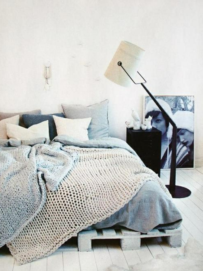 bett-aus-paletten-gemütliches-Schlafzimmer-Pastellfarben