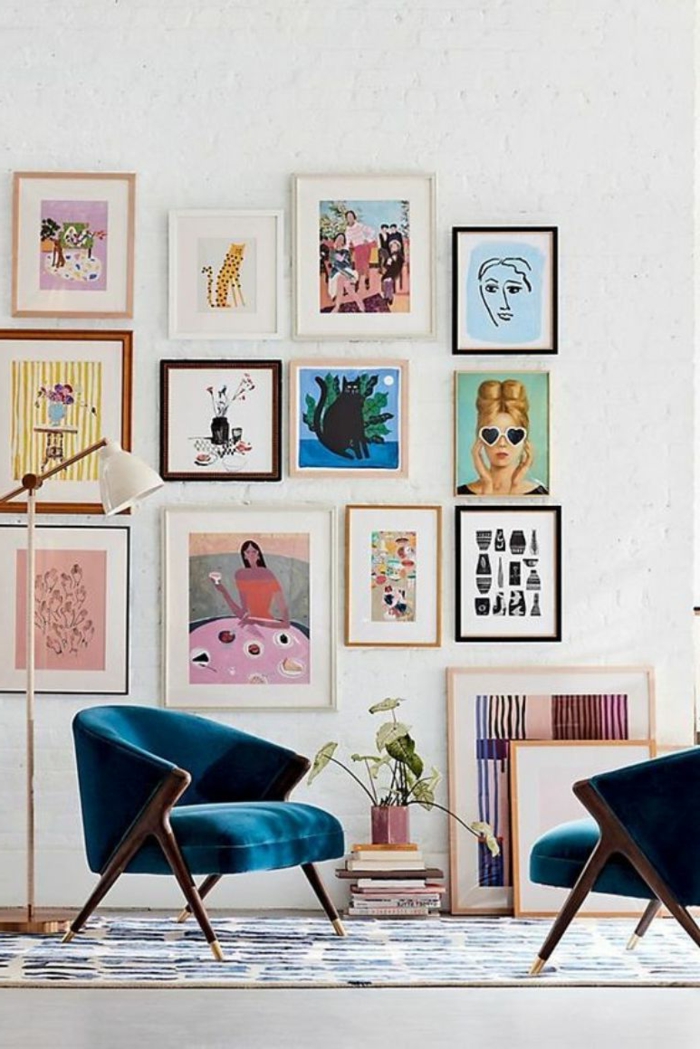 Verschiedene bunte Bilder moderne Gestaltung, zwei Sessel in blau, Bilder mit Rahmen aufgehängt an die Wand