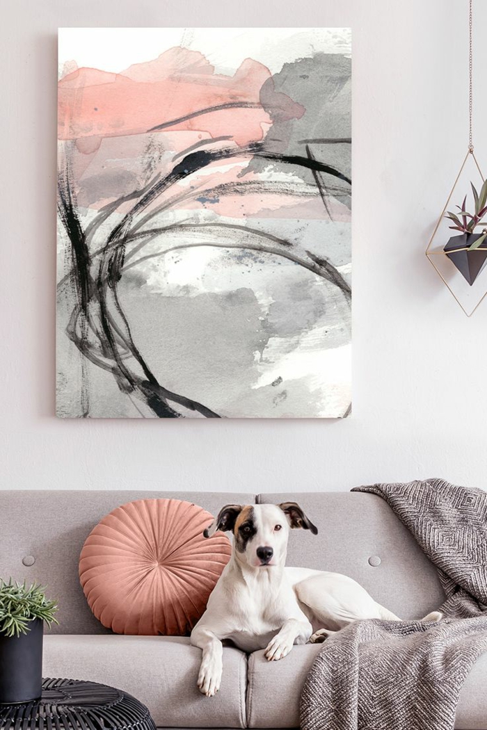 Bilder fürs Wohnzimmer, Bilder Wohnzimmer abstrakt in rosa und graue Farben. Hund auf einem grauen Sofa, 
