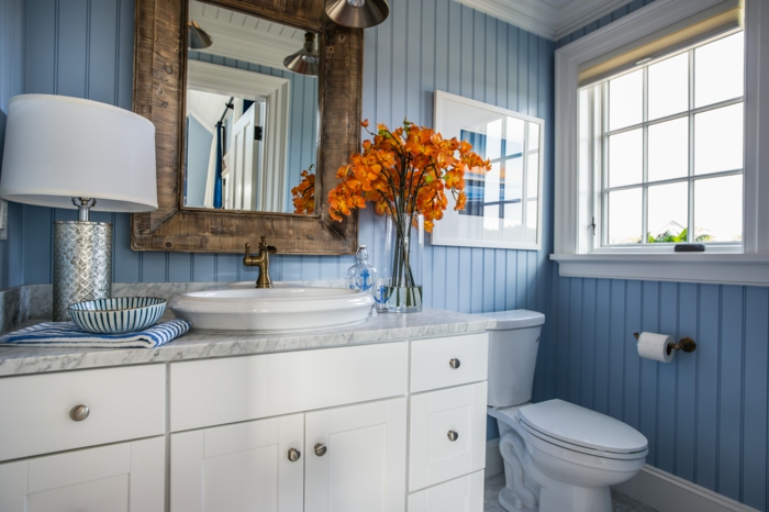 blaues-Badezimmer-Interieur-schöne-orange-Blumen