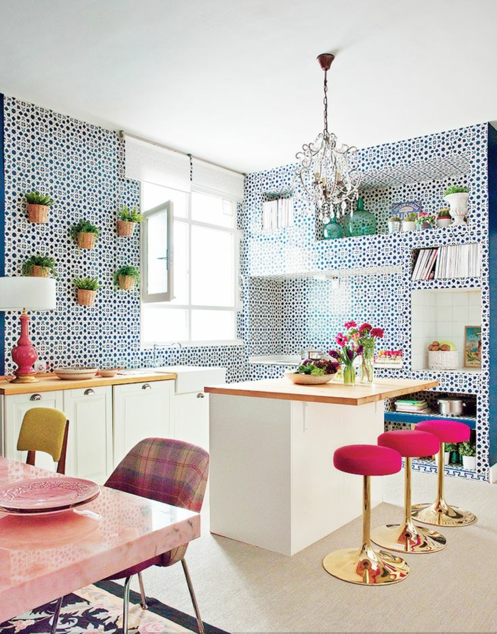 bunte-Küchen-Gestaltung-goldene-Hocker-Zyklamen-Farbe-Topfpflanzen-schöne-Tapeten-blaue-Punkte