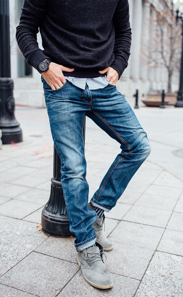 casual-Look-Jeans-graue-Desert-Schuhe-schwarzer-Pullover