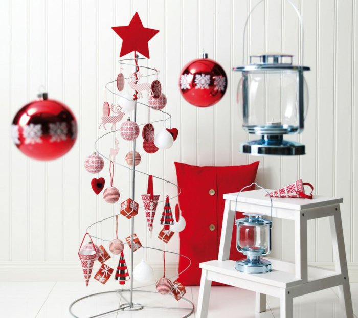 coole-Weihnachtsdeko-attraktiver-Weihnachtsbaum-rote-Kugeln-Laternen