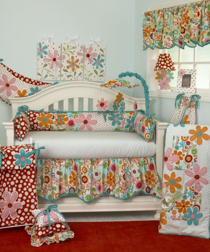 coole-babybettwäsche-florale-Motive-fröhliche-Farben