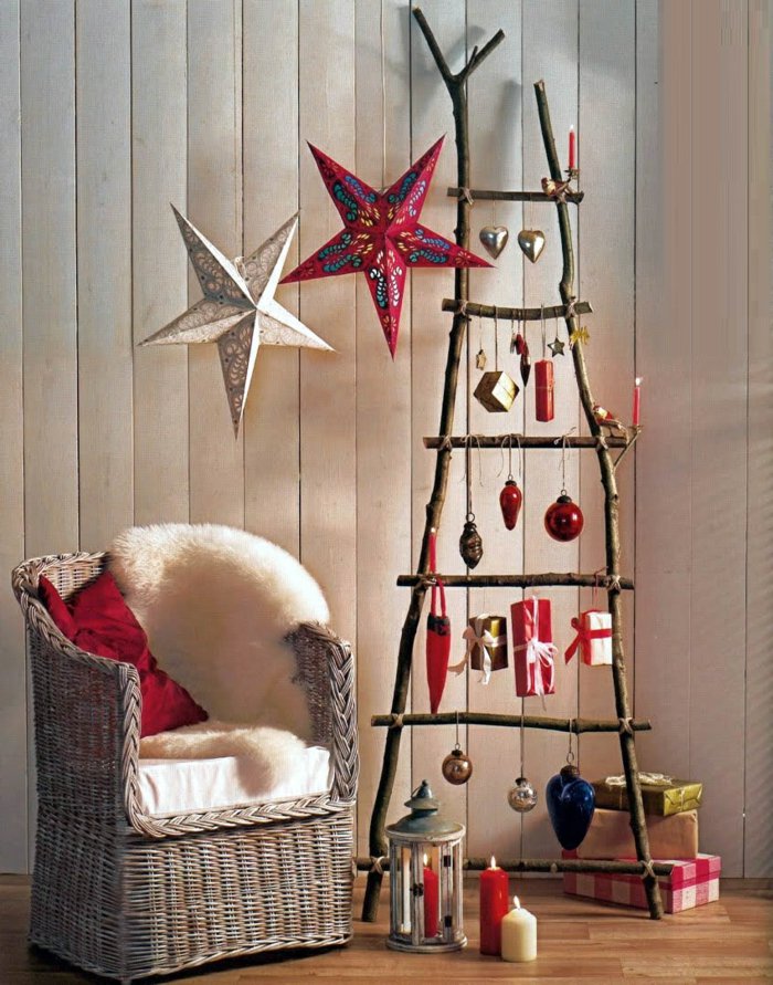coole-originelle-weihnachtsdeko-ideen-dekorative-Sterne-Laterne-Kerzen-Sessel-Leder-künstlicher-Tannenbaum-Schmuck