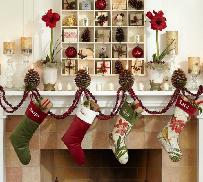 coole-weihnachtsdekoration-Regale-kleine-Geschenke-Souvenirs-Kerzen-Socken-Zapfen