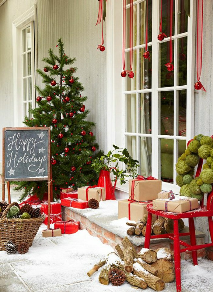 coole-weihnachtsdeko-aussen-geschmückter-Tannenbaum-Geschenke-Korb-Kranz