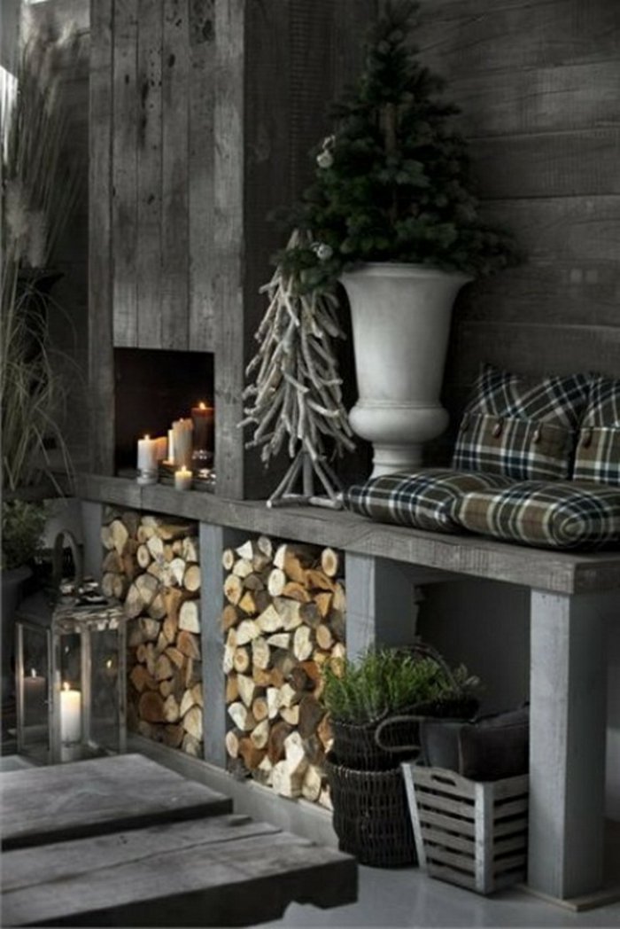 coole-weihnachtsdeko-dekorativer-Tannenbaum-schlichtes-graues-Interieur