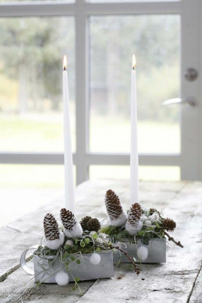coole-weiße-weihnachtsdeko-Tischdekoration-Zapfen-Kerzen-Grün