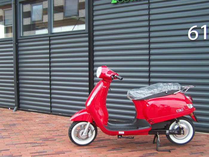 cooles-Modell-Vespa-Motorroller-rote-Farbe-schick