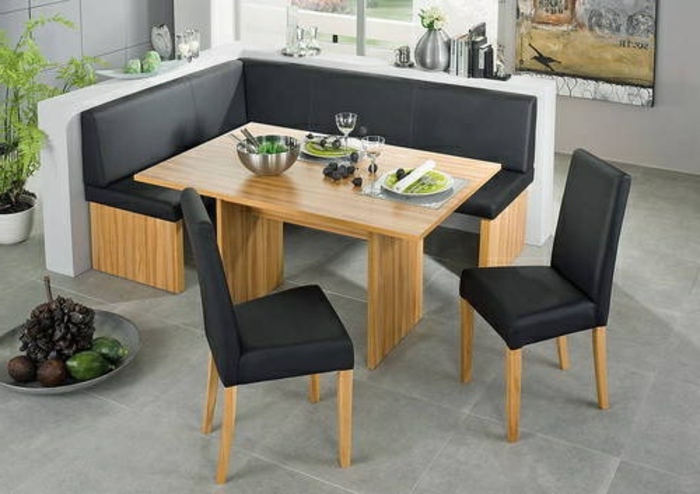 eckbank-küche-zwei-schwarze-stühle