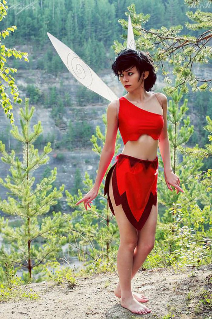 effektvolles-Feenkostüm-großes-Mädchen-rot-Flügel