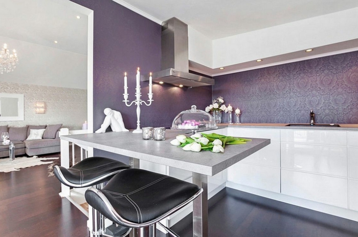 elegante-Küche-Esszimmer-moderne-Möbel-weiße-Tulpen-extravagante-lila-Küchen-Tapeten