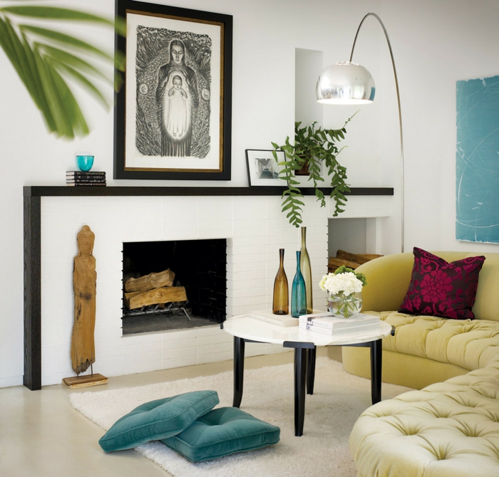 elegante-Wohnzimmer-Einrichtung-weiße-Wände-Kamin-Ikone-Designer-Vasen-originelle-leseleuchte