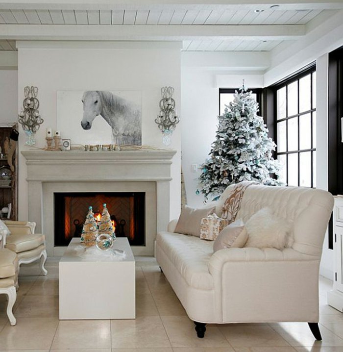 elegante-weihnachtsdeko-Wohnzimmer-Kamin-gemütliche-Atmosphäre-helle-Farben