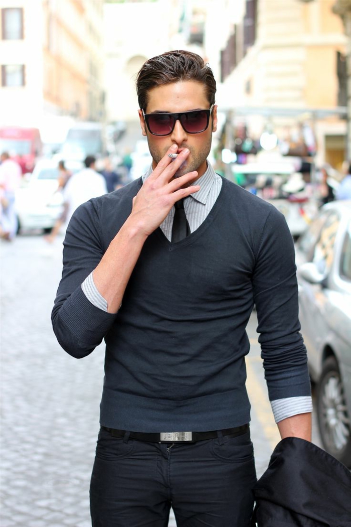 eleganter-Herren-Outfit-Sonnenbrille-Hemd-leichter-Pullover-V-Ausschnitt