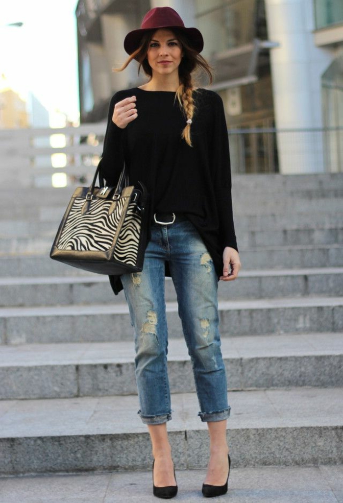 eleganter-Look-Pullover-Damen-Jeans-Schuhe-mit-Absatz-weinroter-Hut