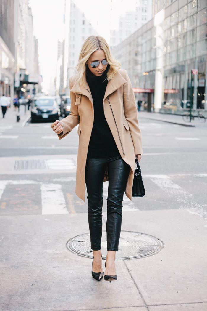 eleganter-wintermantel-Damen-Mantel-Karamell-Farbe-Lederhosen-schwarze-Schuhe-mit-Absatz-Sonnenbrille