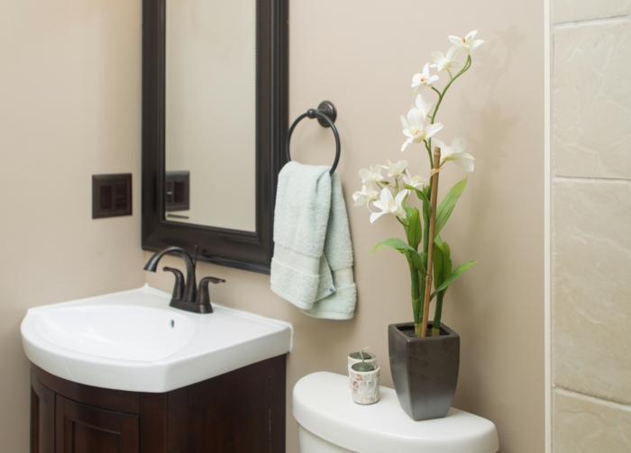 elegantes-Badezimmer-Interieur-schöne-dekoideen-weiße-Blumen