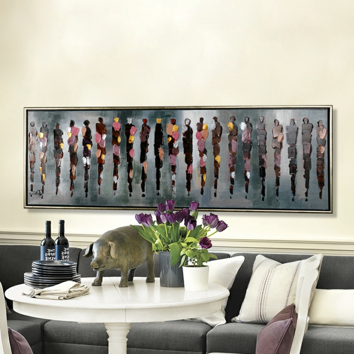 elegantes-Esszimmer-Interieur-abstraktes-Wandbild-lila-Tulpen-Schwein-Figur-Weinflaschen-extarvagante-deko-ideen