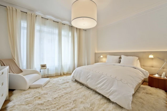 elegantes-Schlafzimmer-minimalistische-Einrichtung-king-size-bett-Leselampe-flaumiger-Teppich