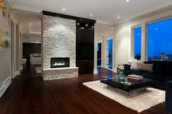 elegantes-Wohnzimmer-Interieur-Kamin-großes-Sofa-weißer-Teppich