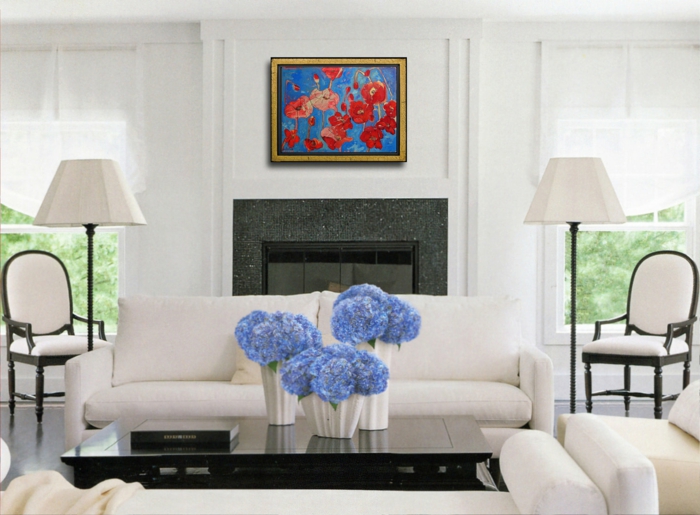 elegantes-Wohnzimmer-Interieur-weiße-Gestaltung-feine-Möbel-frische-Blumen-malerisches-Wandbild