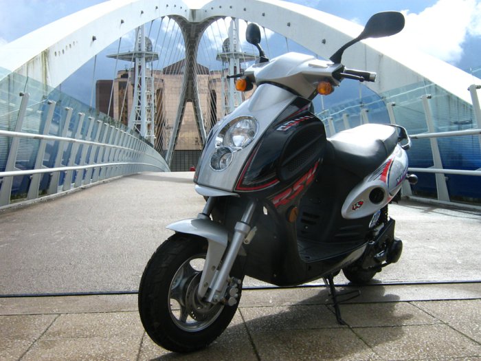 elektrischer-Vespa-Motorroller-cooles-Design