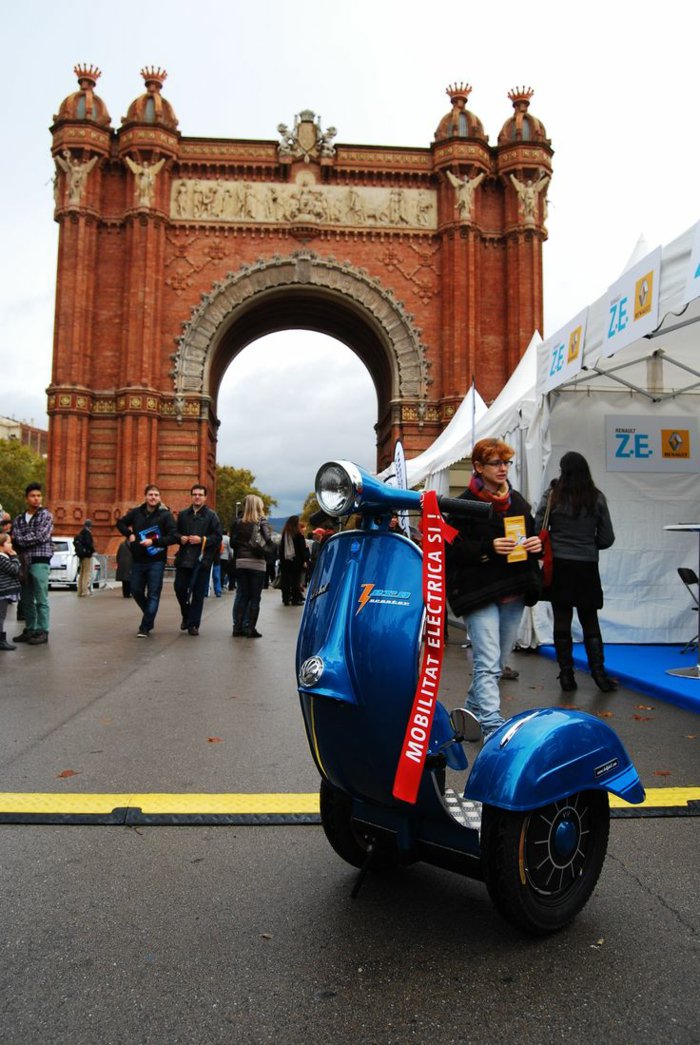 elektrisches-Fahrzeug-Vespa-Motorroller-cooles-neues-Design-blaue-Farbe