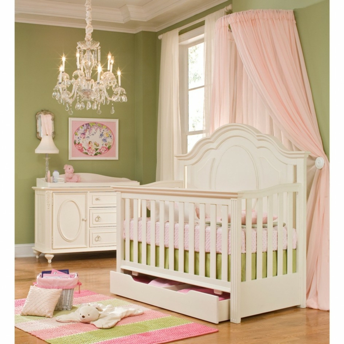 extarvagante-Babyzimmer-Gestaltung-Kronleuchter-Kristalle-wunderschönes-Babybett-Design-stilvolle-Kommode-rosa-Baldachin-hochwertige-Baby-Bettwäsche
