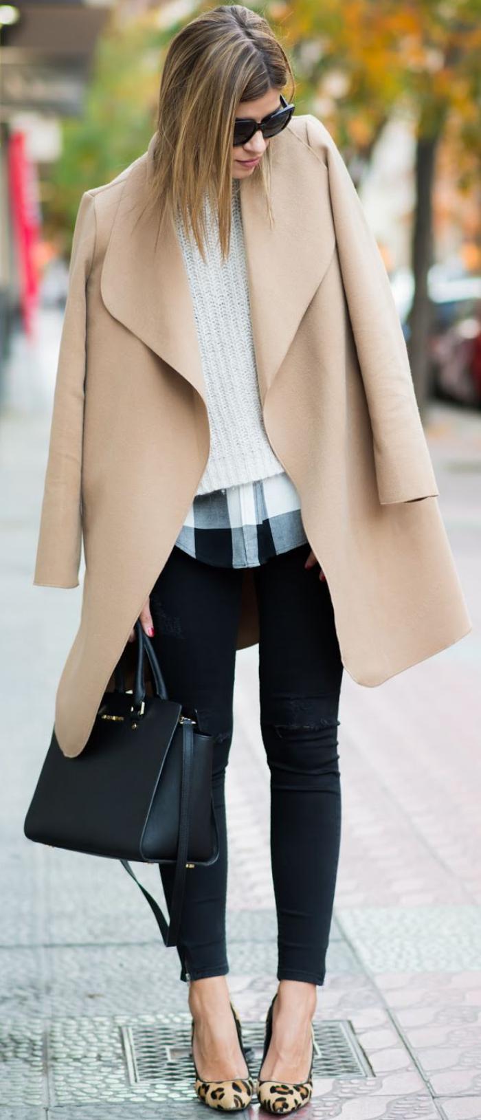 extarvaganter-Outfit-wintermantel-Karamell-Farbe-schönes-Modell-kariertes-Hemd-weißer-Pullover-schöne-Schuhe-mit-Tier-Print