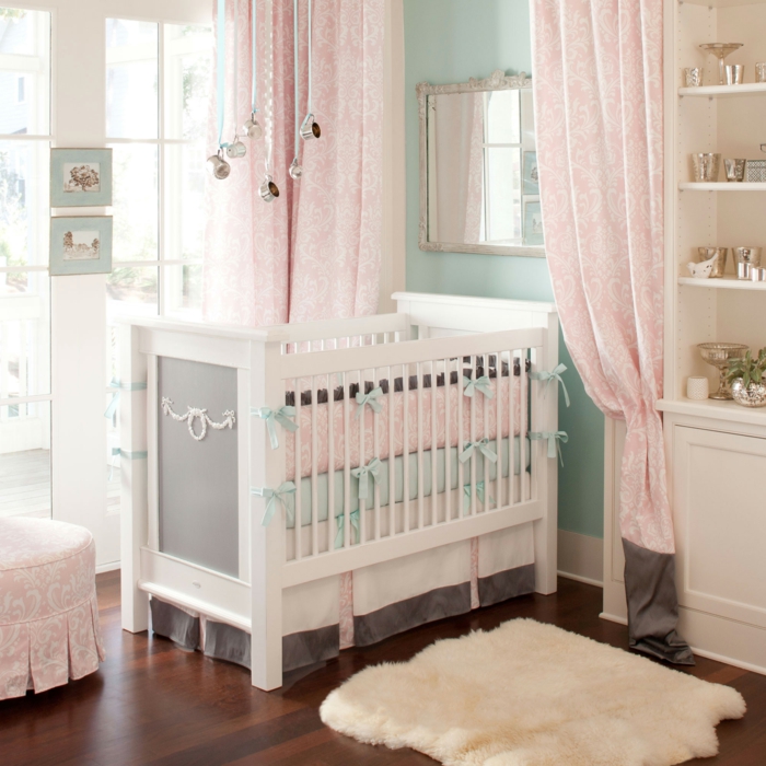 extravagante-Babyzimmer-Gestaltung-Pelz-Metall-Tassen-Dekoration-süße-bettwäsche