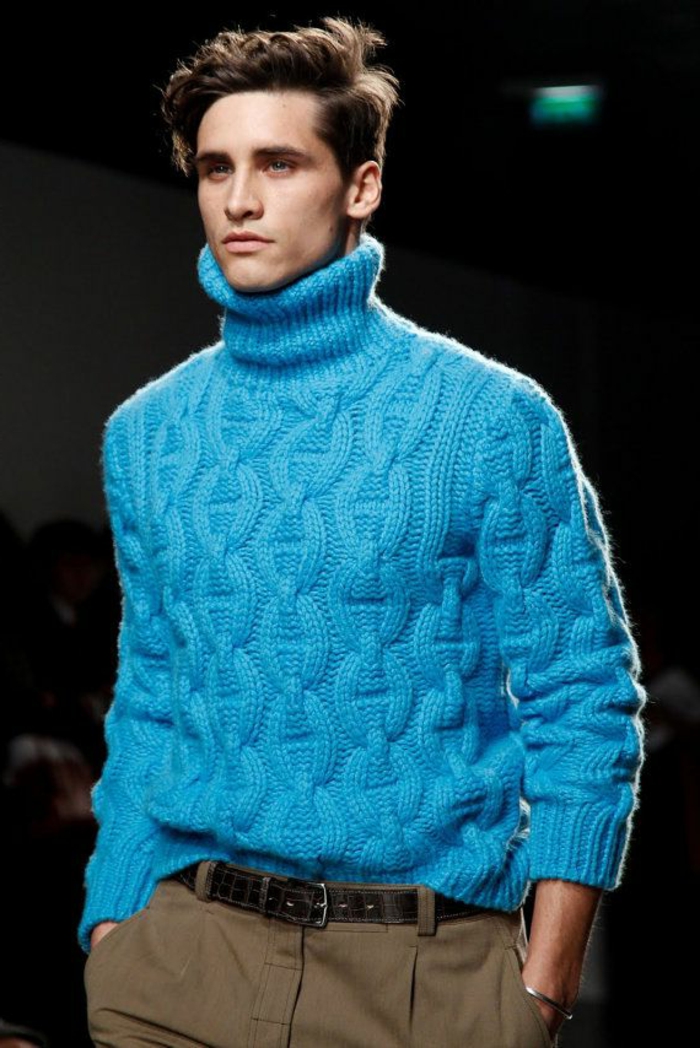 extravagante-Kombination-Herren-Mode-militärisches-Modell-Hosen-blauer-Winterpullover