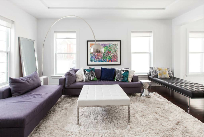 extravagantes-Wohnzimmer-Interieur-lila-Möbel-moderne-Leuchte-großer-hochwertiger-Teppich