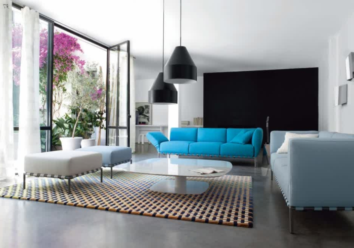 farbkombinationen-wand-im-wohnzimmer-weiß-und-schwarz-sofa-in-hellblau