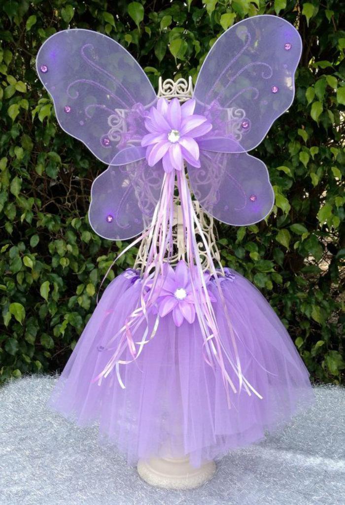feen-kostüm-für-kleine-Mädchen-lila-Farbe-Flügel-Blumen-Bänder