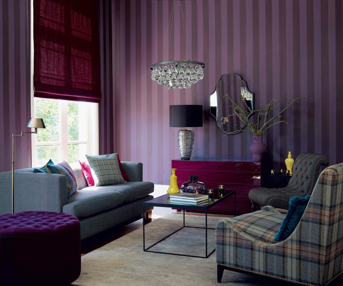 feines-Wohnzimmer-Design-attraktive-lila-Möbel-vintage-tapeten-Streifen