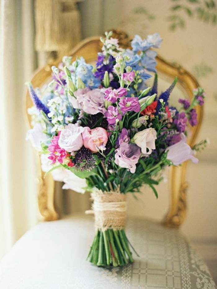 frische-Blumen-hochzeitsstrauß-blaue-lila-Nuancen