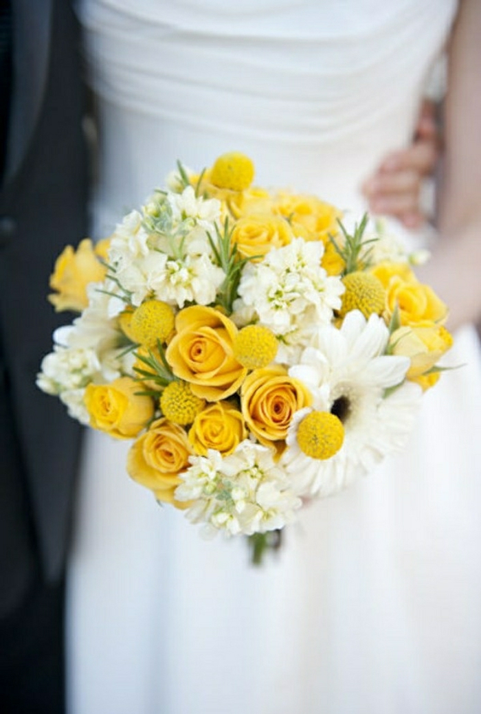 frisches-Blumen-Arrangement-für-Hochzeit-weiße-Gerbera-gelbe-Rosen