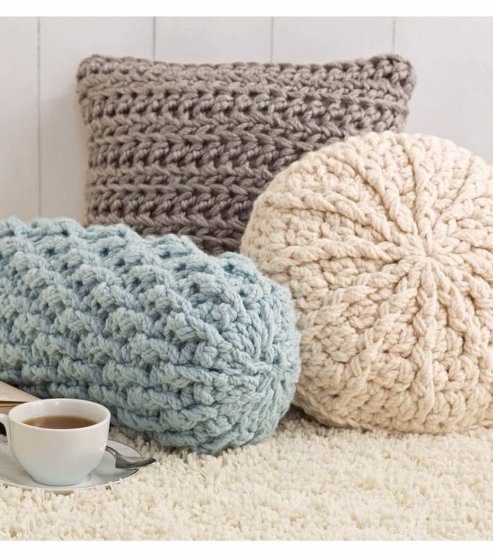 gemütliche-Atmosphäre-Crochet-Kissen-verschidene-Modelle-schöne-zärtliche-Pastellfarben-Teetasse