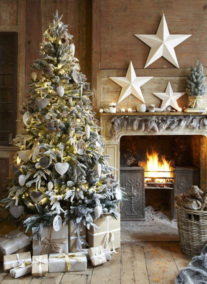 gemütliche-Atmosphäre-Kamin-Tannenbaum-weihnachtsschmuck-Geschenke